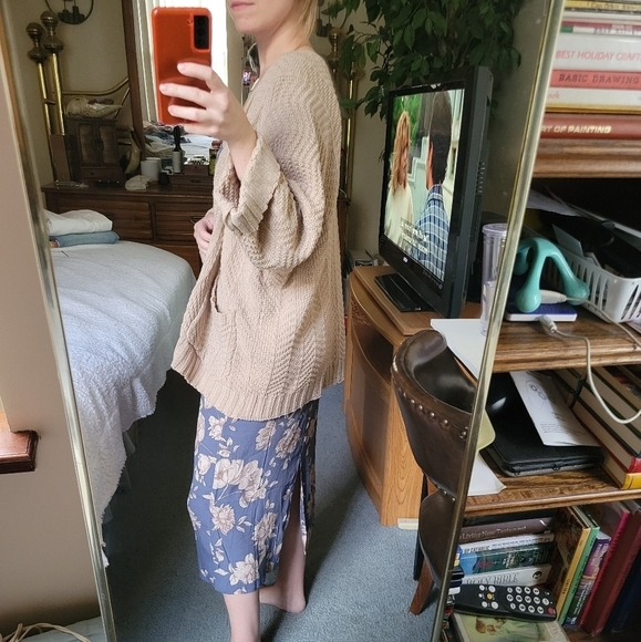 Tan sweater - Picture 3 of 6